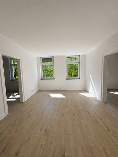 Hochwertig sanierte 4-Zimmer-Altbauwohnung mit EBK und Balkon in Bestlage des Johannesviertels – Wohnzimmer