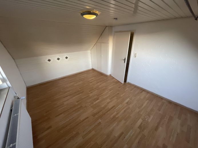 Sonnige 3 Zimmer DG-Whg.m.Stellplatz und Einbauküche in Stammheim ruhige Straße – Schlafzimmer