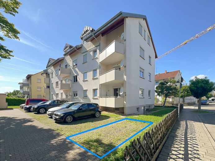 IN RUHIGER LAGE DENKENDORFS - helle hochparterre Wohnung mit Tageslichtbad, SüdbaIkon und Stellplatz – Rückansicht