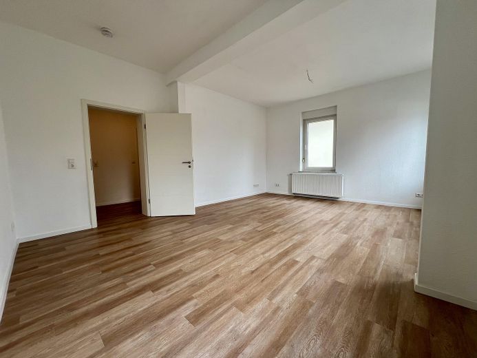 Schicke 4R-Wohnung | EBK | großes WoZi | Balkon | 2 Bäder – 25m² Wohnzimmer