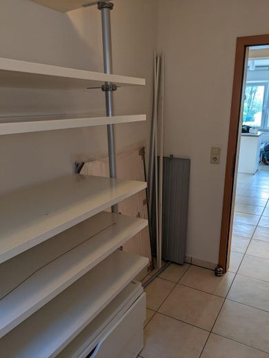 Квартира на садовому поверсі в озелененому тихому південно-західному районі Баденвайлера – Abstellraum mit Regalsystem