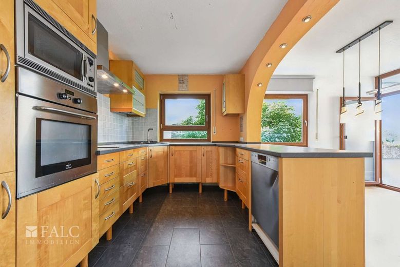Wohnen am Waldrand: 4-Zimmerwohnung mit zwei Loggien und Garage – Kochoase