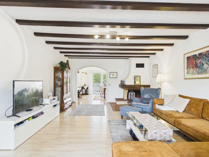 Felicità in famiglia! Ampia bifamiliare modernizzata, pronta da abitare, con garage in strada residenziale – Foto 1