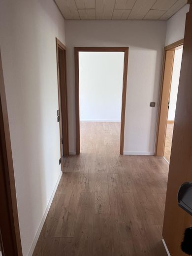Frisch renovierte 75 m²-Wohnung mit Balkon, Aufzug & EBK in Hannover-Bothfeld-Vahrenheide – Flur