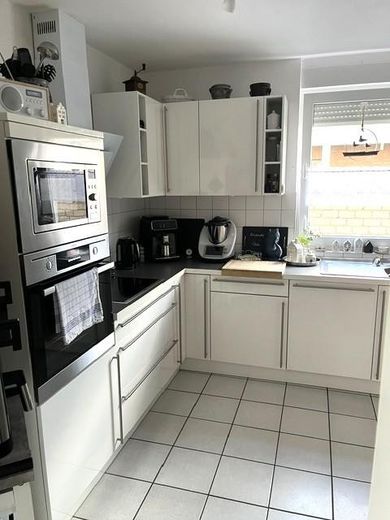 Hochwertige helle 3-Zi.-Whg., Einbauküche u. Balkon, in modernem 4-Fam.-Haus, Bestwohnlage Groovnähe – Küche mit Einbauküche