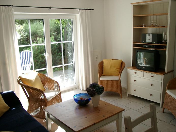 Ferienwohnung Prerow/Darß, 60m², 3 Zimmer, parterre, Südterrasse, PKW-Stellplatz – Wohnzimmer
