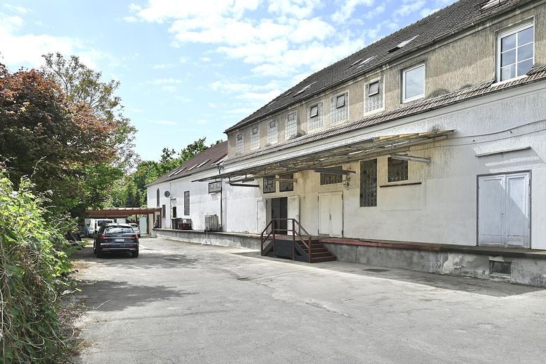 Hof mit Gewerbe