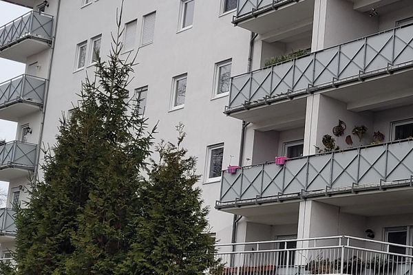 helle 3 Raumwohnung mit großem Balkon u. Tiefgarage