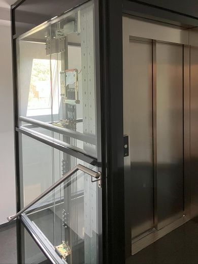 Courtagefrei: Helle und zentral gelegene DG-Maisonette-Wohnung mit Galerie und Sonnenterrasse – 15_Treppenhaus_1