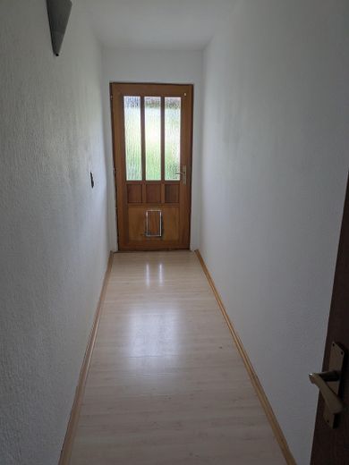 Schöne 4 Zimmer Wohnung mit Balkon und Garten – Eingangsbereich
