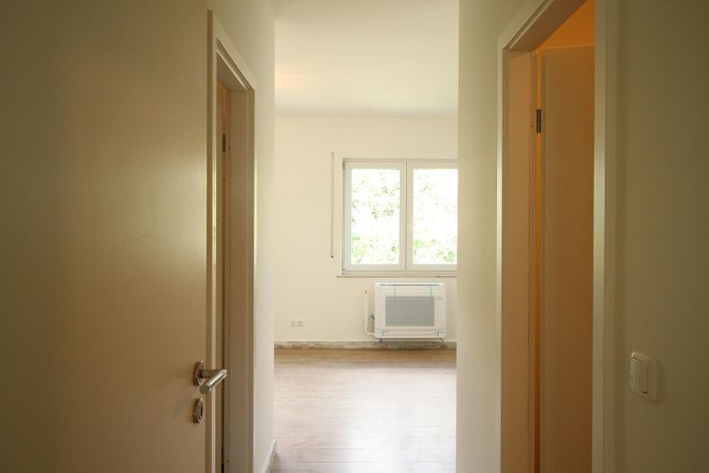 Freistehendes EFH mit Fernblick – Energieklasse B, PV und 2 Einliegerwohnungen – Blick Schlafzimmer, Ankleide