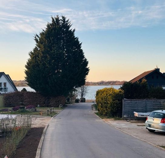 Neubau-Doppelhäuser in Scharbeutz-Klingberg – Traumlage am See, nur wenige Minuten zur Ostsee! – Straße mit Seeblick
