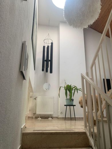 5 Zimmer saniertes helles großzügiges Haus in 63263 Neu-Isenburg " Einzugsfertig" Energie D 110 – Flur zum Wohnzimmer 