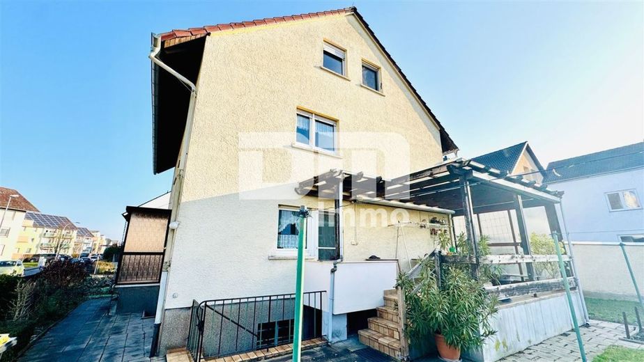 Kompakte Dreizimmer DG Wohnung in gepflegtem Dreifamilienhaus in gesuchter Lage – Rückansicht