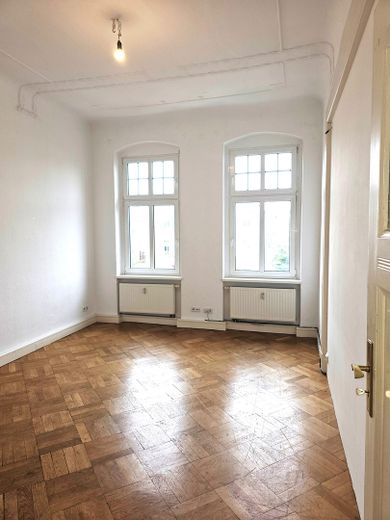 شقة أنيقة من 4 غرف في مبنى قديم | 130 m² | شرفتان | نافذة بارزة | موقع متميز بجوار محطة قطار S-Bahn Karlshorst – الصورة 3
