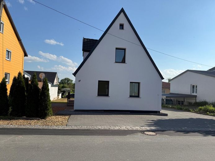 Modernisiertes Einfamilienhaus mit separatem Wohnbereich und großem Garten in Lonnerstadt – Vorderansicht 2