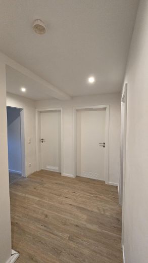 Luminoso e moderno appartamento di 3 locali – Flur