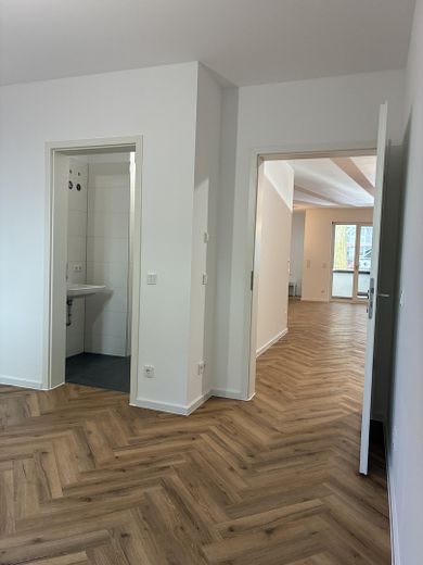 Tranquillo e moderno appartamento di 4 locali ad Amburgo Eimsbüttel, vicino alla stazione della metropolitana U-Christuskirche – Blick in Masterbad und Wohnzi