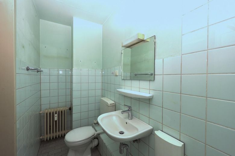 1-Zimmer-Wohnung mit Küche, Bad und Balkon ins Grüne in der Kaiserallee – Bad 