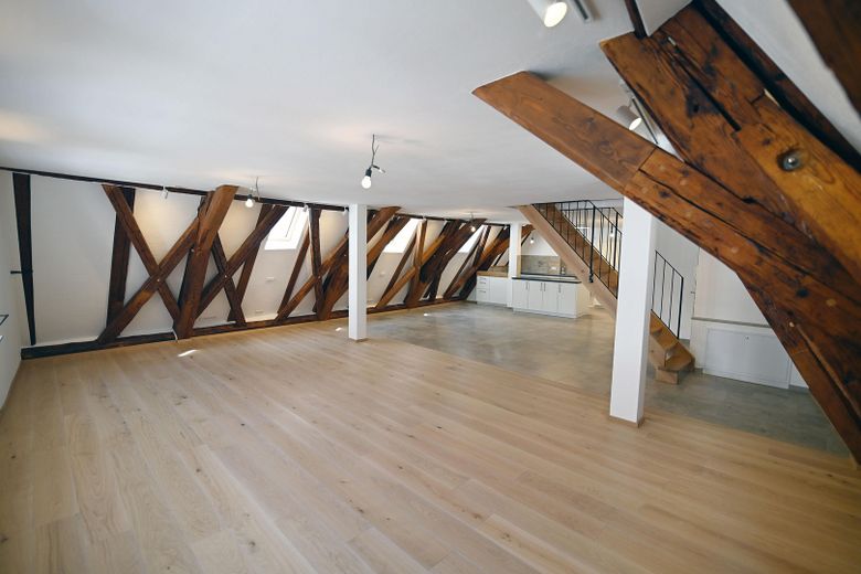 Stilvoll modernisiert: 4-Zimmer-Dachgeschosswohnung in Freising mit Dachterrasse – Wohnen