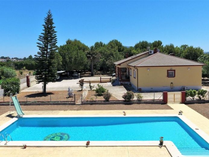 Villa mit 4 Schlafzimmern und großem Pool, auf einem großzügigen Grundstück ohne Stromleitungen und in unmittelbarer Nähe zum Strand – Foto 1