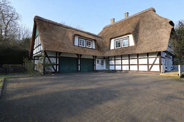 Exklusive Villa mit Wellnessbereich, Pool &amp; großem Grundstück (inkl. Renovierung und neuem Dach) – Dach mit Reet