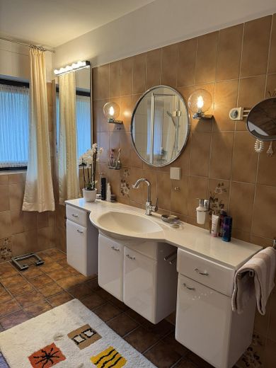 Beaucoup d’espace pour vos projets et rêves, spacieuse maison individuelle avec appartement indépendant à Cologne-Hahnwald – Badezimmer 