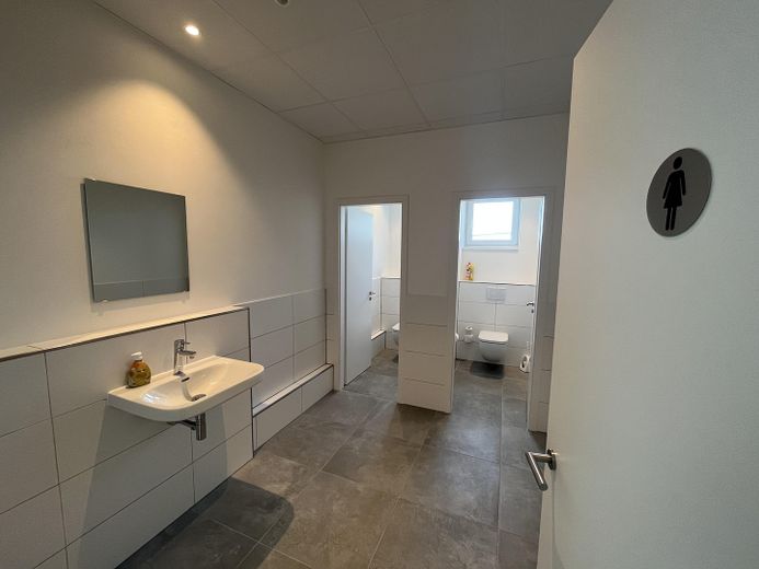Espacio para su empresa: tres oficinas climatizadas con cinco plazas de aparcamiento en Scharbeutz – Damentoilette
