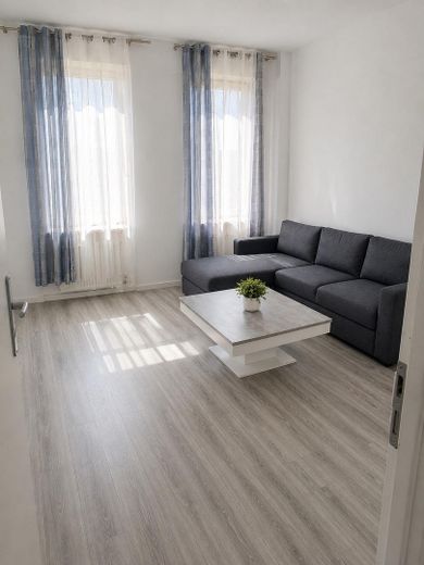 Großzügige 4-Zimmerwohnung  mit großer Terrasse und Wohnküche in Zeitz — vollsaniert – Wohnzimmer
