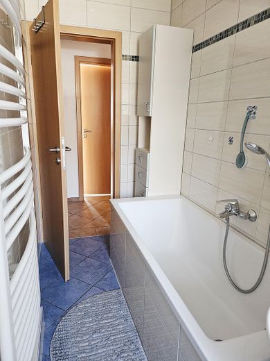 6 konut birimi + garajlar * %7 BMR* enerji sınıfı B – Bad Beispiel EG rechts