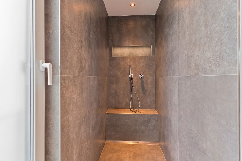 Exklusives Einfamilienhaus mit hochwertiger Ausstattung, 2 PKW Stellplätzen und kleinem Garten – begehbare Dusche im Bad DG