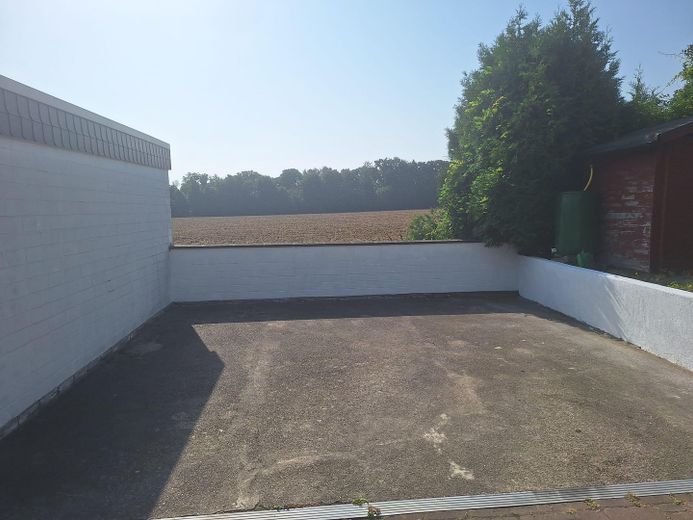 Garage und Stellplatz