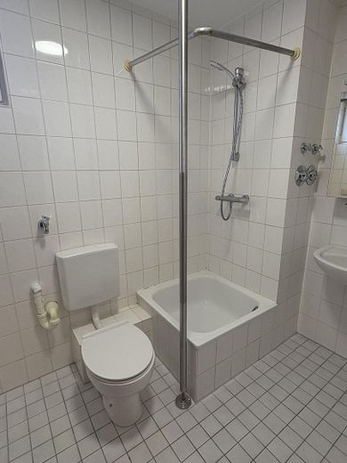 İş insanları ve öğrenciler için ideal: Balkonlu ve kapalı otoparklı 1 odalı daire – Das Bad