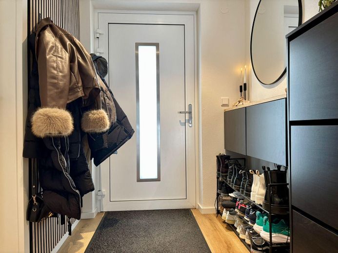 Luxuriöse 2 Zimmer Wohnung mit EBK in Olching – Eingangsbereich