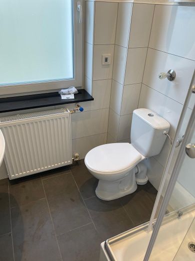 Kernsanierte 2 Zimmer Wohnung in zentraler Lage – Bad