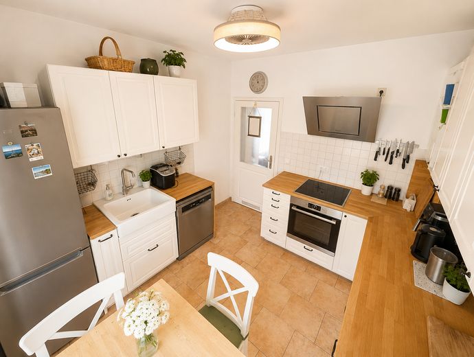 Encantador piso antiguo con chimenea, balcón y jardín comunitario en Berlín Neu-Westend – Küche