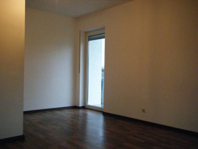 2-Zimmer-DG-Wohnung mit Balkon in Einhausen direkt am Feldrand mit Waldblick – Schlafzimmer mit Balkontür