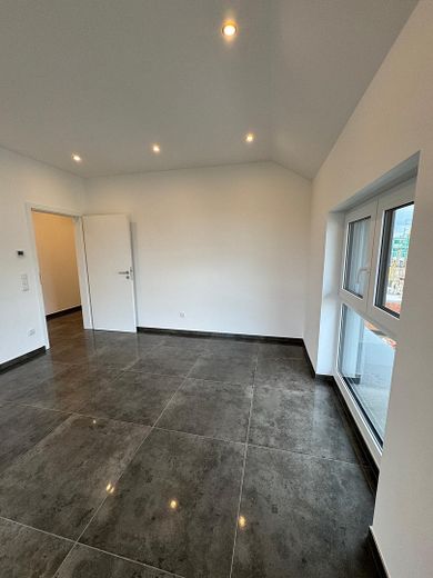 Moderne 9-Zimmer-Neubauwohnung mit ca. 235 m², zwei Küchen und zwei Balkonen in Rodenbach – फोटो 10