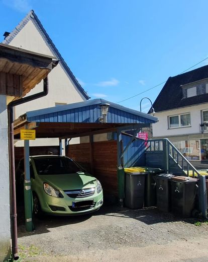 Carport mit kleinem Schuppen