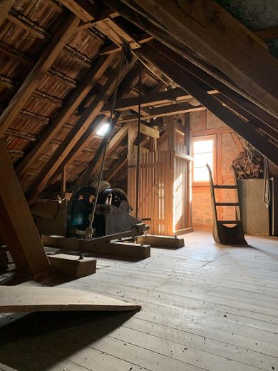 Bauernhaus / ehemalige Getreidemahlmühle in Alleinlage zu verkaufen – Mühlebereich unterm Dach