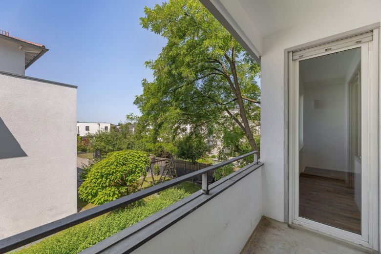 PROVİZYONSUZ: otopark yeri ve 2 balkonlu, tamamen yenilenmiş 3 odalı daire, mükemmel konumda! – Balkon Kinderzimmer