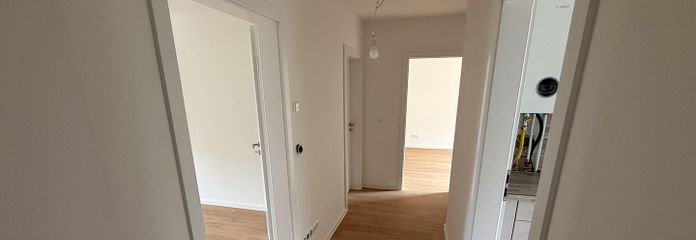 Kernsanierte 3-Zimmer Wohnung im 1. OG mit großem Balkon, Fußbodenheizung und Stellplatz