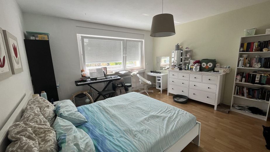 Erstbezug nach umfangreicher Sanierung, 3ZKB mit Balkon, verkehrsgünstig – Schlafzimmer