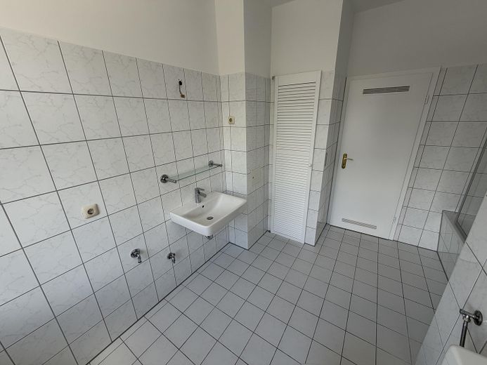 Zentrumsnahe, ruhige 2,5-Zimmer-Wohnung mit Balkon in Brühlervorstadt – Bad 4