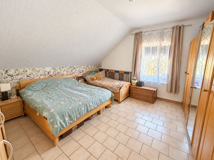 Nach WEG aufgeteiltes MFH, 4 Wohneinheiten, 2 vermietet, 1 frisch renoviert – 2.OG - Schlafzimmer 1