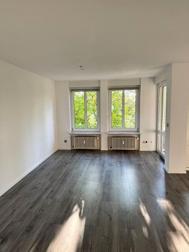 Provisionsfreie, modernisierte 3-Zimmer-Wohnung mit Wintergarten und Garagenbox, bezugsfrei – Heller Wohnraum