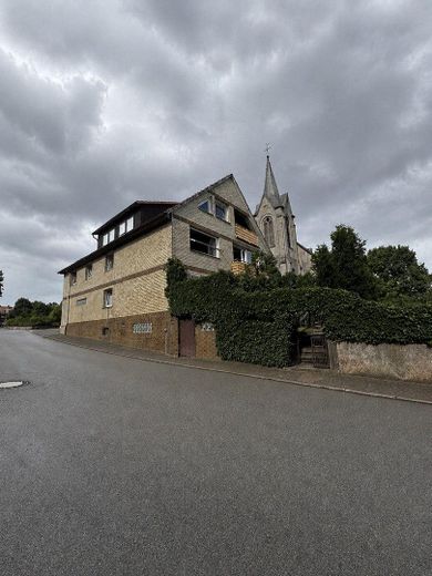 Großzügiges Wohnhaus mit ca.360 m² – Potenzial für Mehrgenerationenwohnen oder mehrere Wohneinheiten – Aussenansicht Süd-West