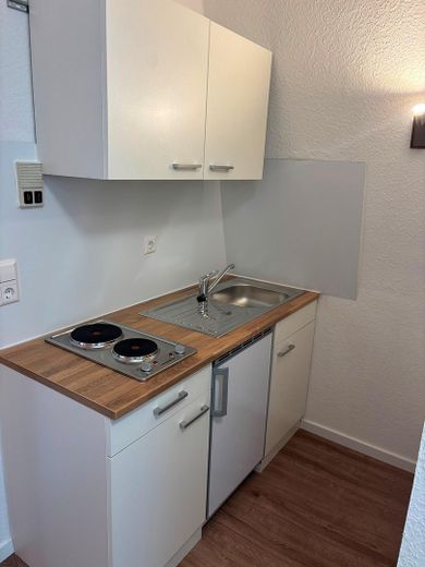1-Zimmer Appartmenet frisch renoviert – Miniküche in weiß 