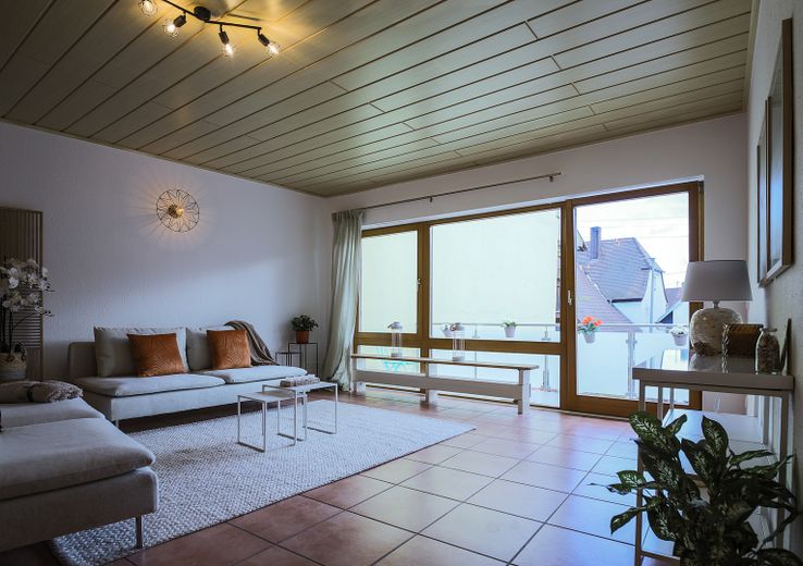 Casa unifamiliare ristrutturata con 2 garage enormi e innumerevoli possibilità di sviluppo – Foto 1