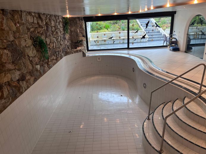 2 Häuser einzeln oder zusammen auf großem Grundstück – Schwimmbad mit Gartenzugang